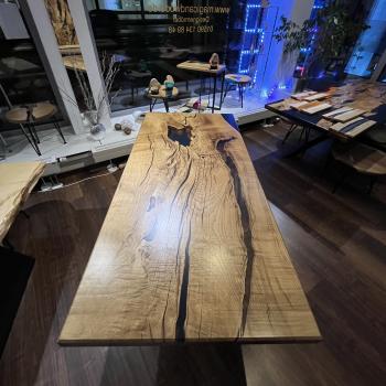 Preview: Ein besonderer Tisch mit guter Tradition, konservativ schön und grundtief lebendig durch masserungreiche Bergulme. Eine ganze Platte voller Leidenschaft veredelt durch einen tief blauen Epoxidharz auf einem Spider Gestell.